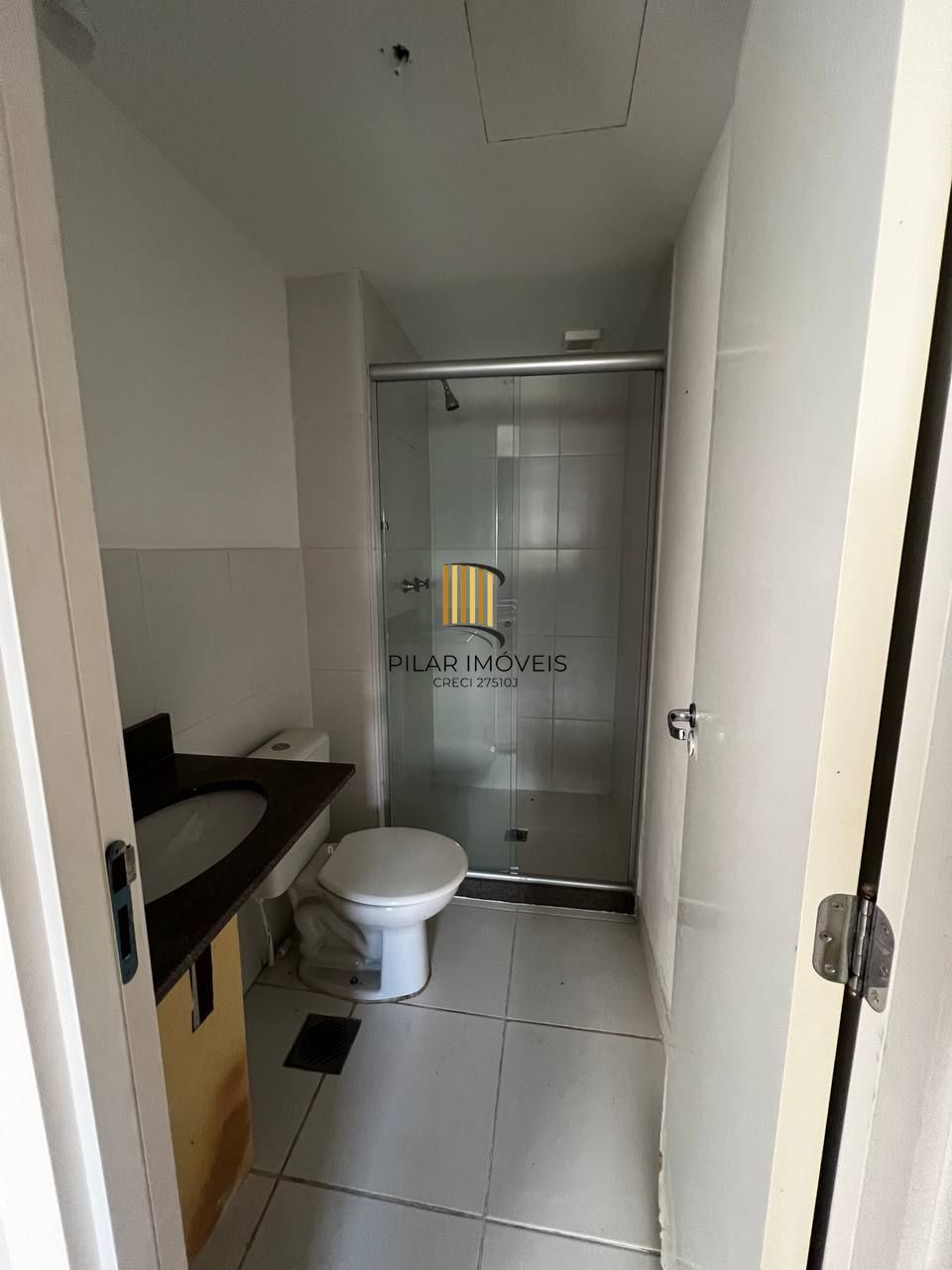 Apartamento de 3 dormitórios transformado em 2, 1 suíte e living com churrasqueira.