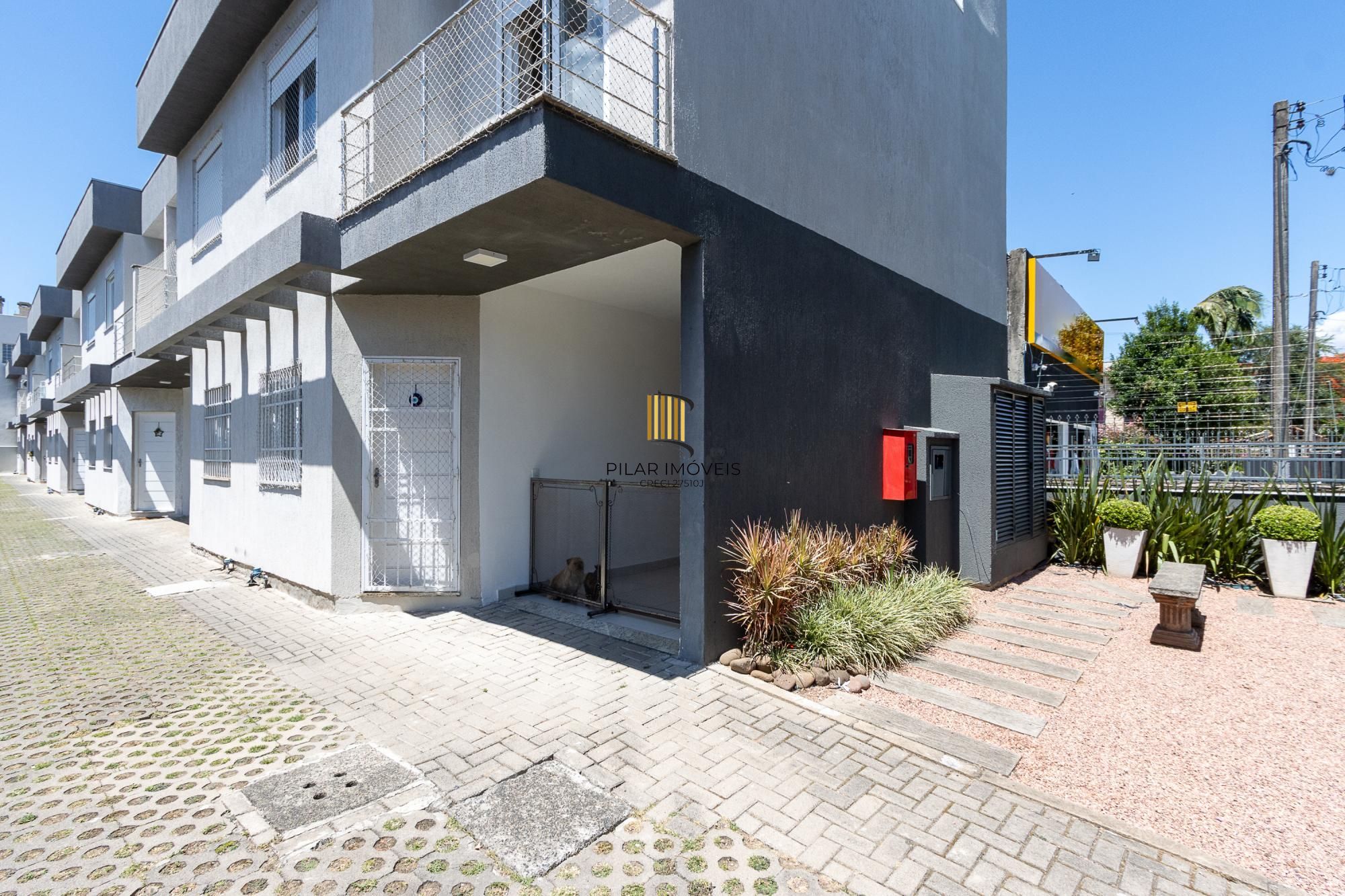 Linda  Casa em condomínio , localizada no bairro TRISTEZA, Zona Sul de PORTO ALEGRE..
