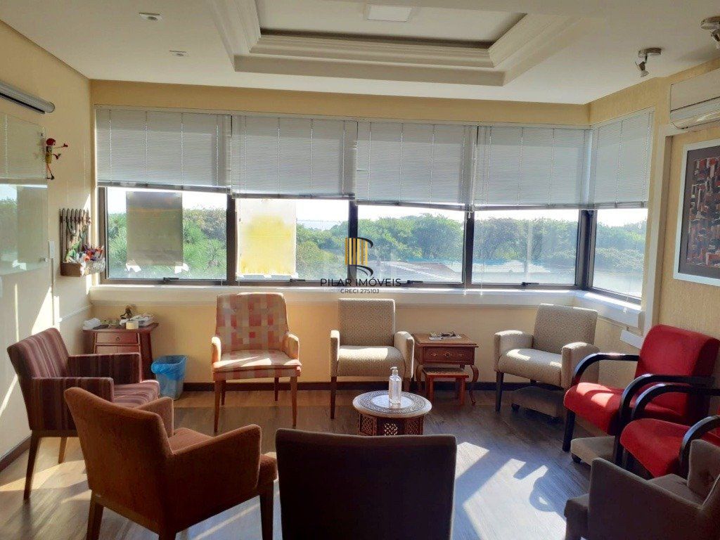 sala comercial com 39m² privativos com hall de espera, banheiro e  ampla sala/escritório com móveis sob medida.