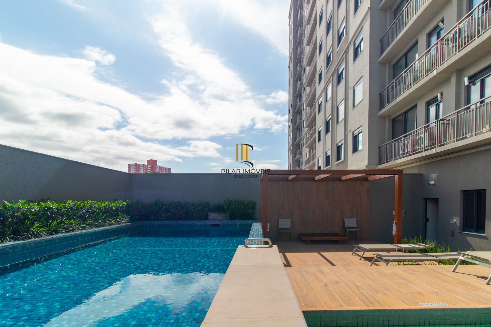 APARTAMENTO SEMIMOBILIADO 2 DORMITÓRIOS SENDO 1 SUÍTE E 1 VAGA ESCRITURADA