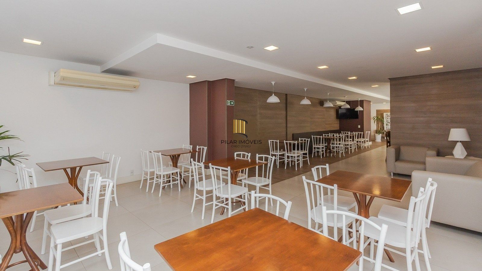 Apartamento 2 dormitórios, 1 suíte, 2 vagas, Petrópolis, Porto Alegre.