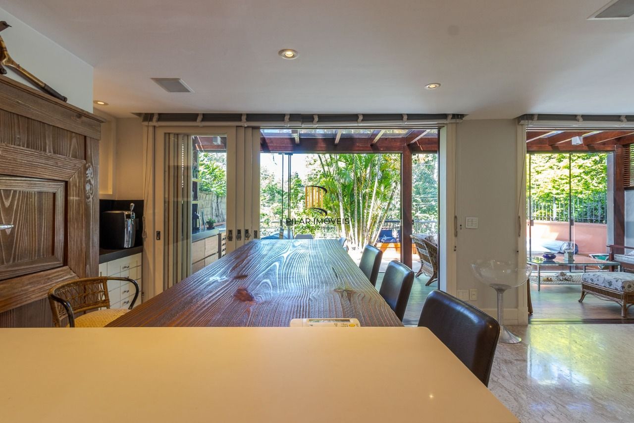 Casa em Condomínio com 487m² | 4 Dormitórios sendo 4 suítes, 3 vagas, no Bairro Três Figueiras, Porto Alegre
