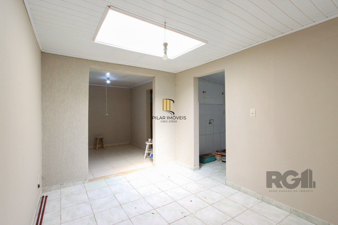 Casa com 109m² de área privativa, possui 02 dormitórios, living para 2 ambientes, cozinha, 2 banheiros