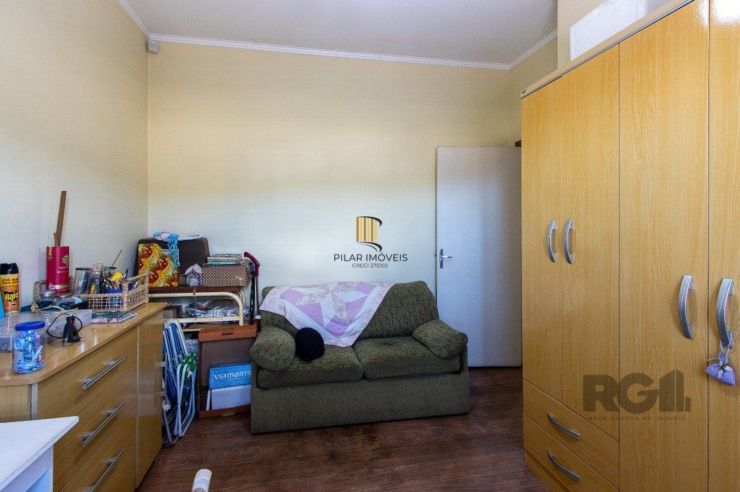Casa com 4 quartos, suíte, churrasqueira, lareira, garagem coberta e lindo jardim.