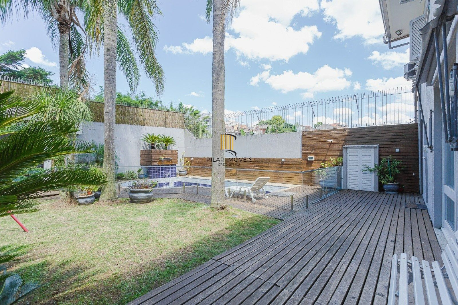 Casa Imponente com 5 Dormitórios (3 Suítes) no Bairro Chácara das Pedras