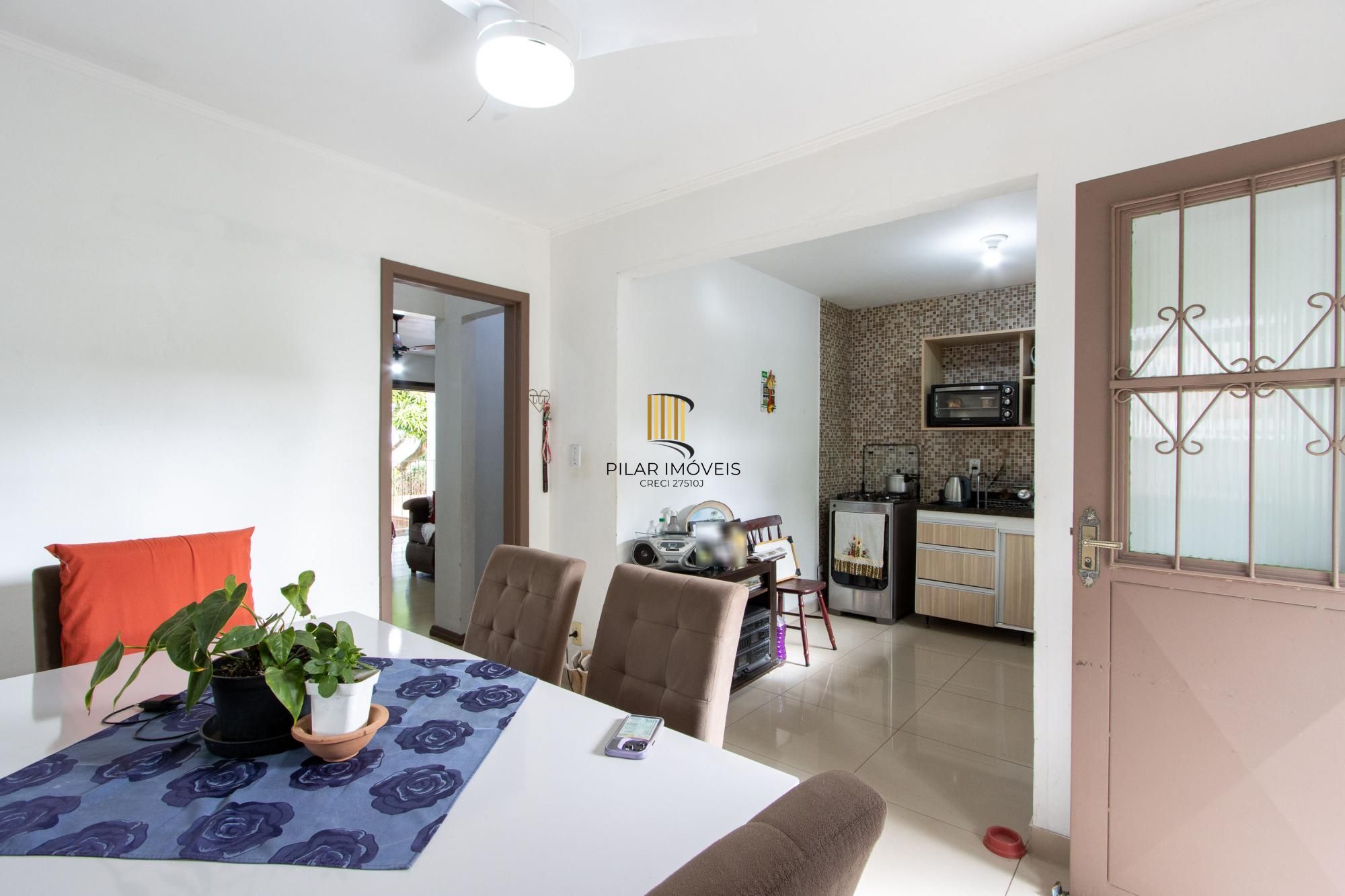 Casa ampla de 2 pavimentos com 4 dormitórios, 1 suite e 4 vagas no bairro Santa Tereza!
