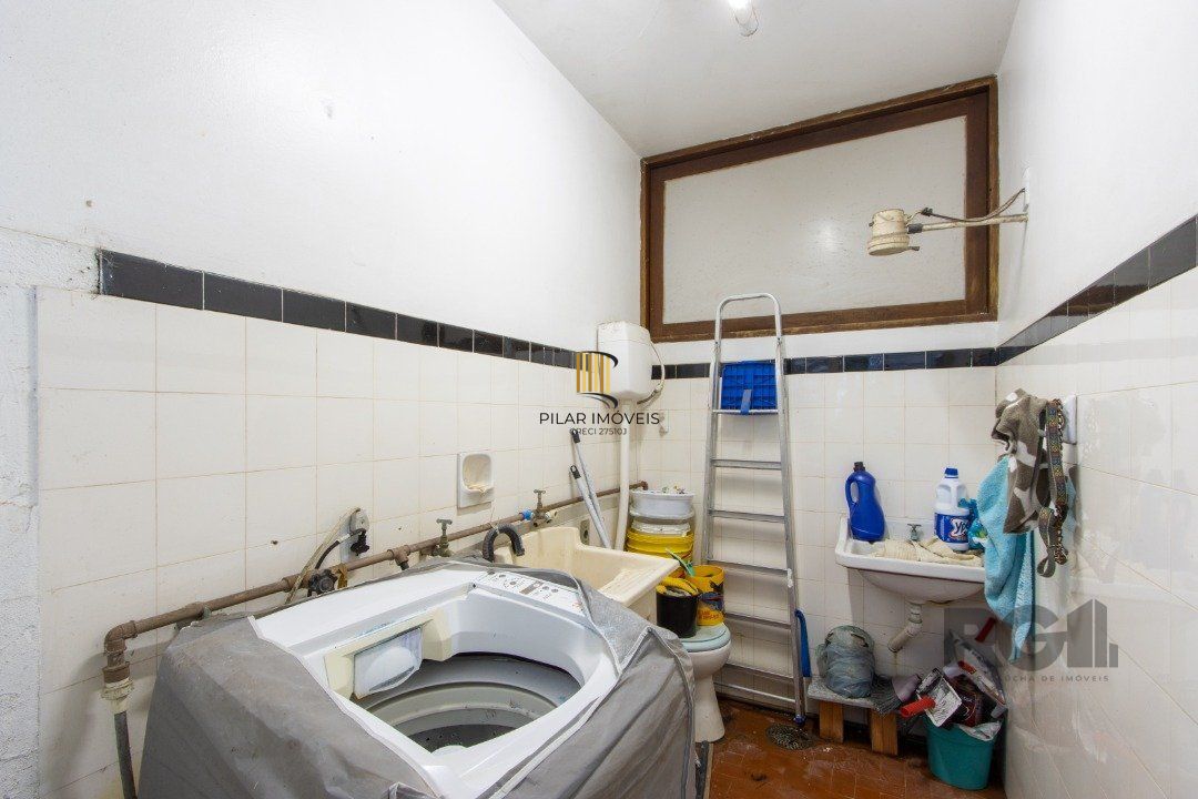 Casa em condomínio que possui  3 dormitórios, sendo 1suíte, lavabo, escritório, possibilidade de um 4 dormitório,