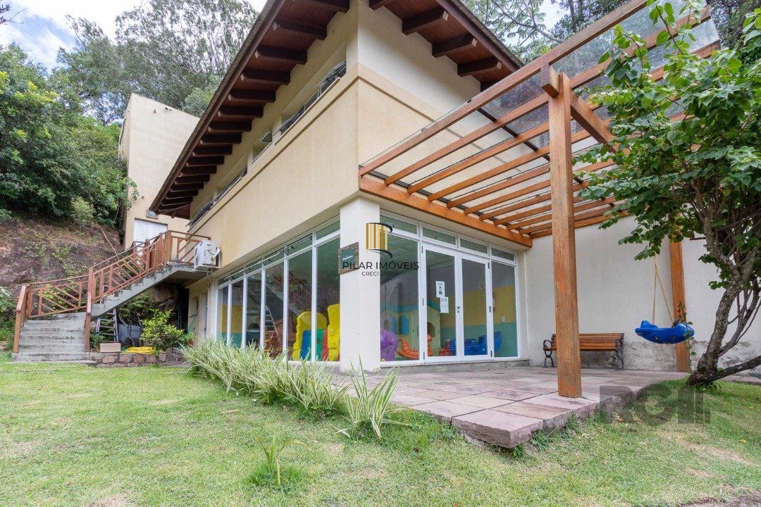 Casa em condomínio fechado,  com 3 quartos,  suíte, 3 banheiros e 2 vagas - Bairro Teresópolis