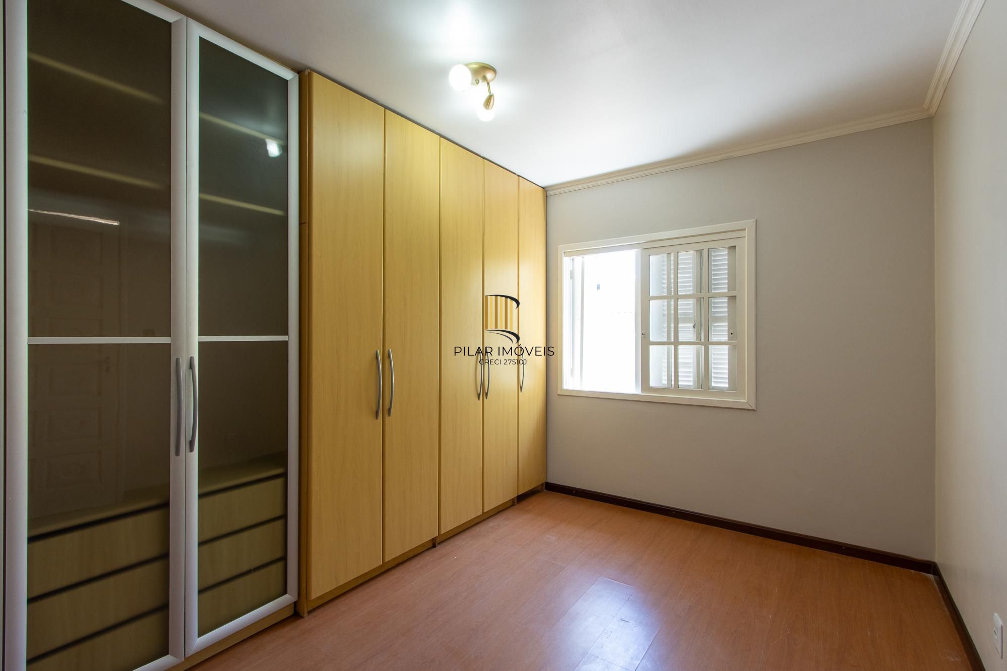 Casa de alvenaria, com 3 quartos, 1 suíte e 3 vagas de garagem.