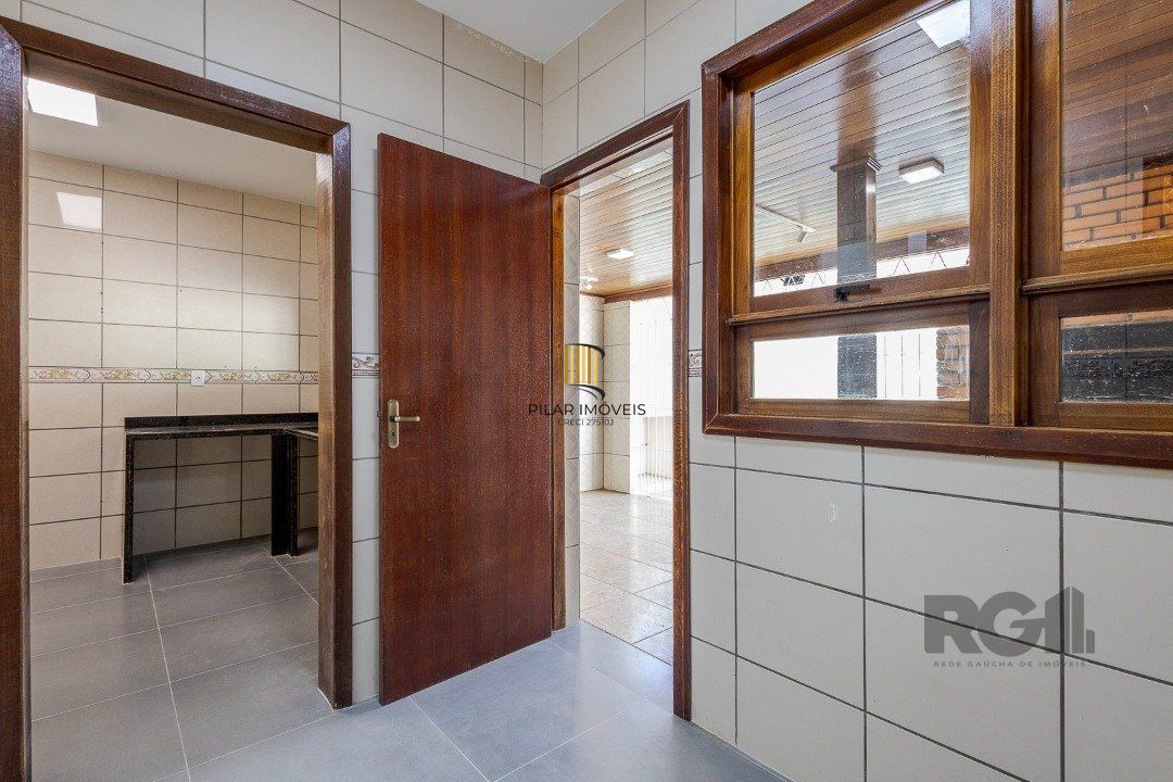 Casa 103m² - 3 dormitórios, 1 suíte, piscina, 2 vagas no bairro Hípica