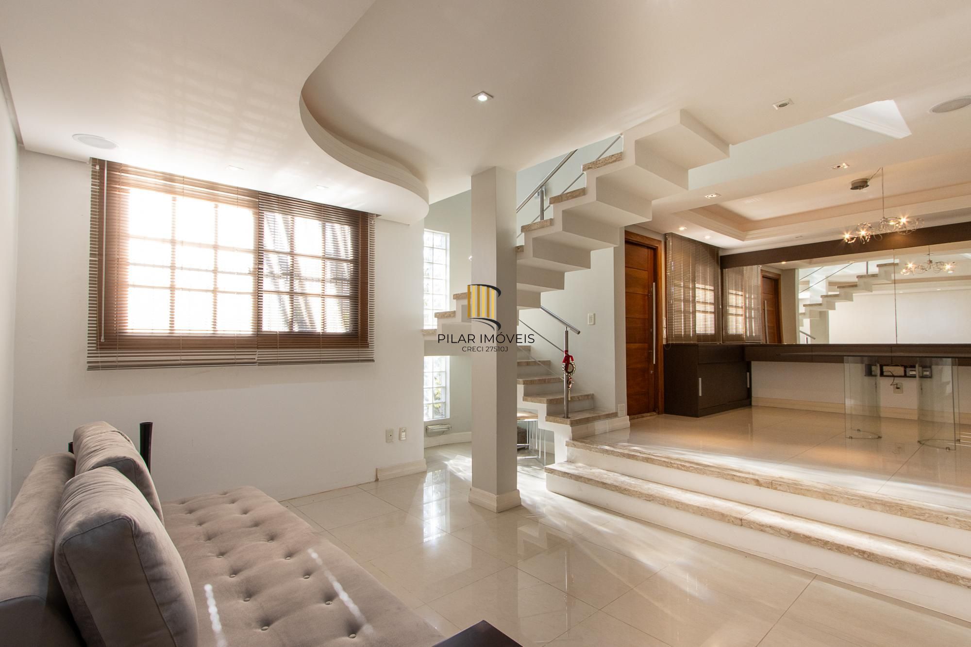 Excelente casa de 3 dormitórios, 1 suíte, pátio, piscina e vaga para 2 carros cobertas.