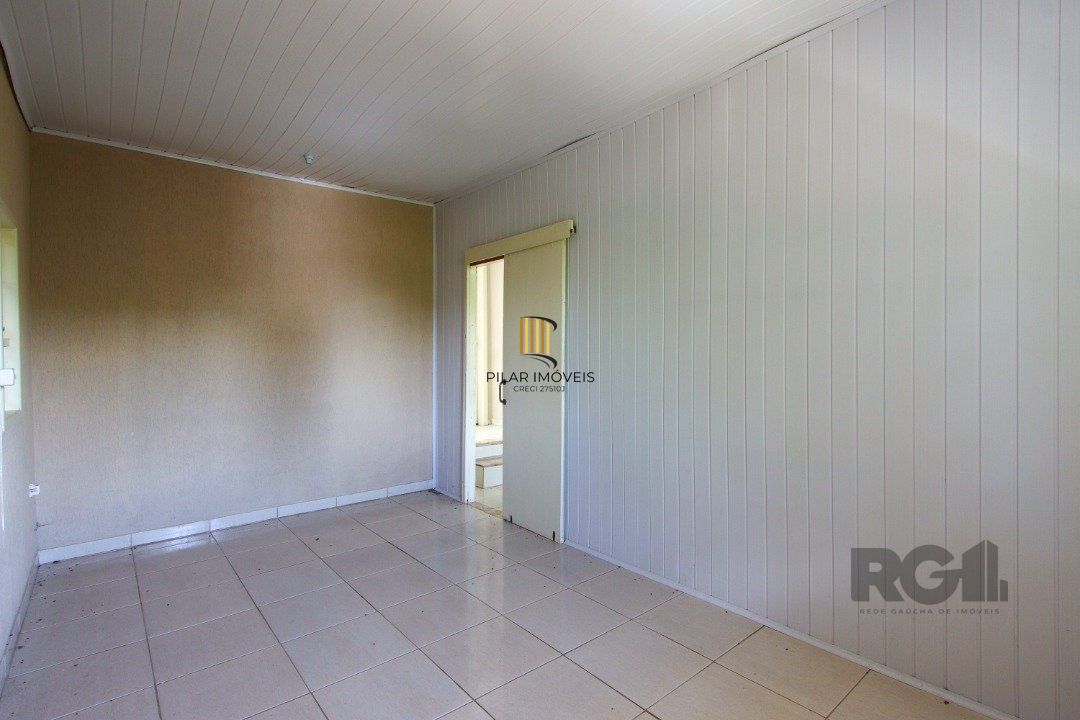 Casa com 109m² de área privativa, possui 02 dormitórios, living para 2 ambientes, cozinha, 2 banheiros