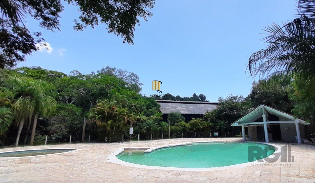 Casa em condomínio com pátio, piscina, 3 suítes e 2 vagas