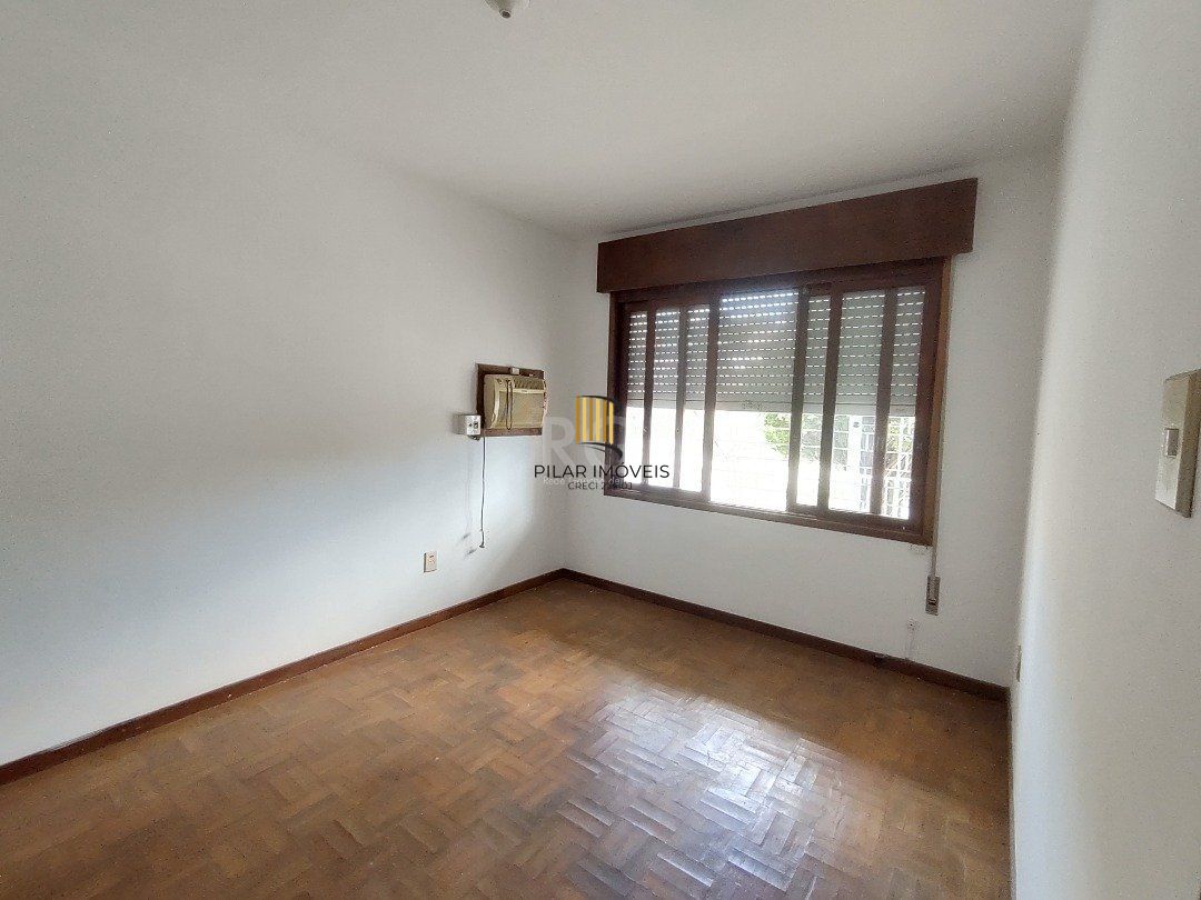 Casa à venda com 3 quartos, 1 vaga e pátio - Bairro Medianeira
