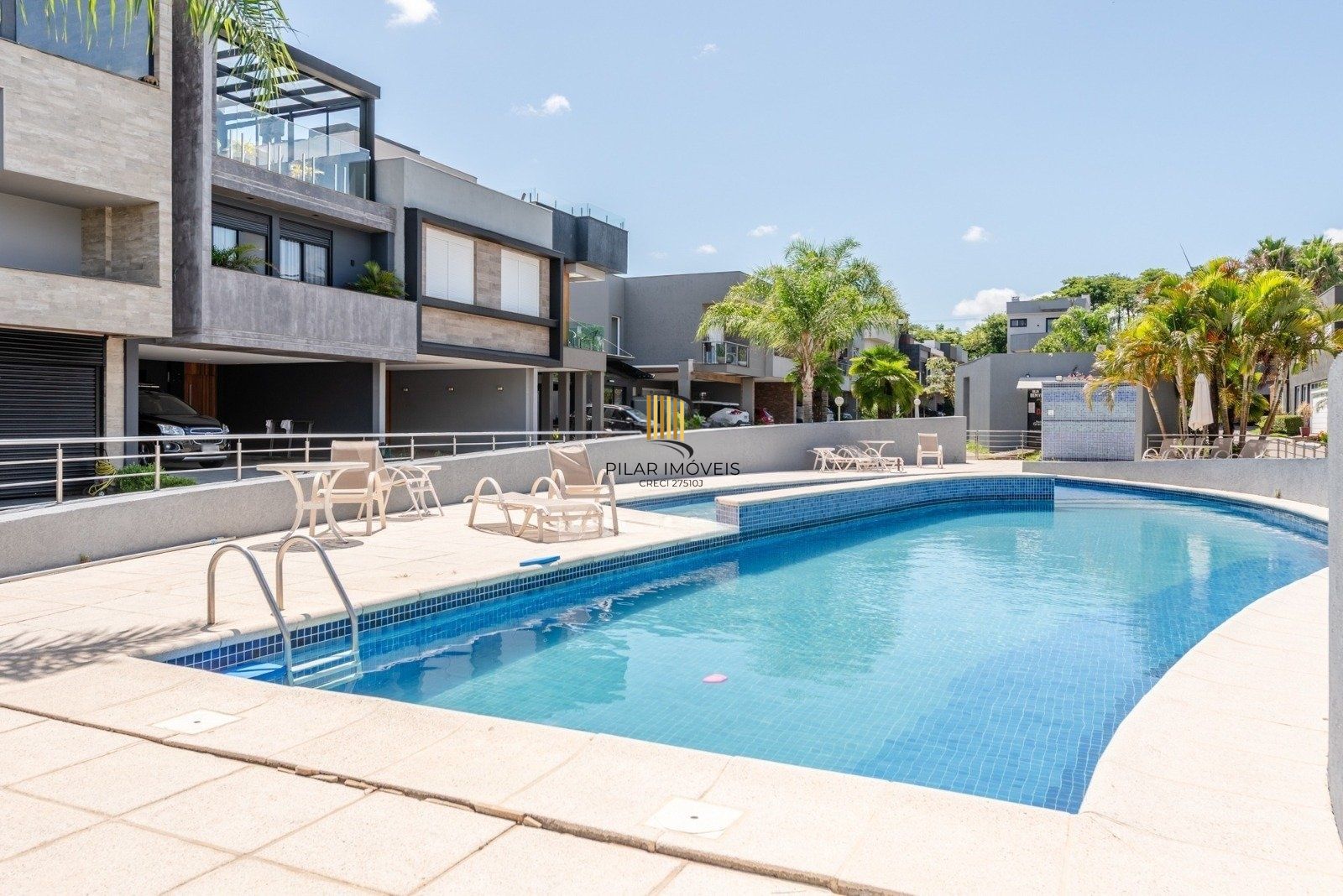 Casa em Condomínio com 228m² e 3 dormitórios, 1 suíte, 3 vagas no bairro Sarandi