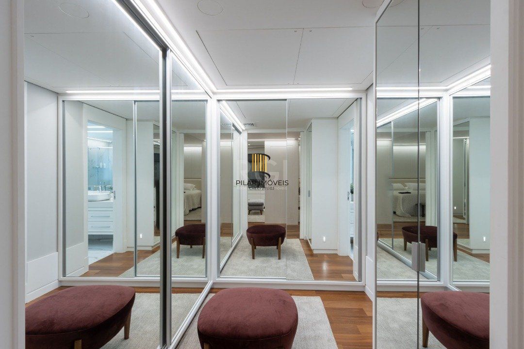 Apartamento mobiliado, com cerca de 256,42m² privativos e com 3 suítes,