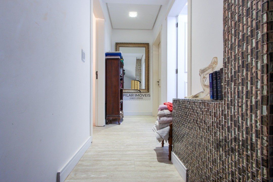 Casa com 327m² de área privativa, oferecendo 3 dormitórios, sendo 3 suítes