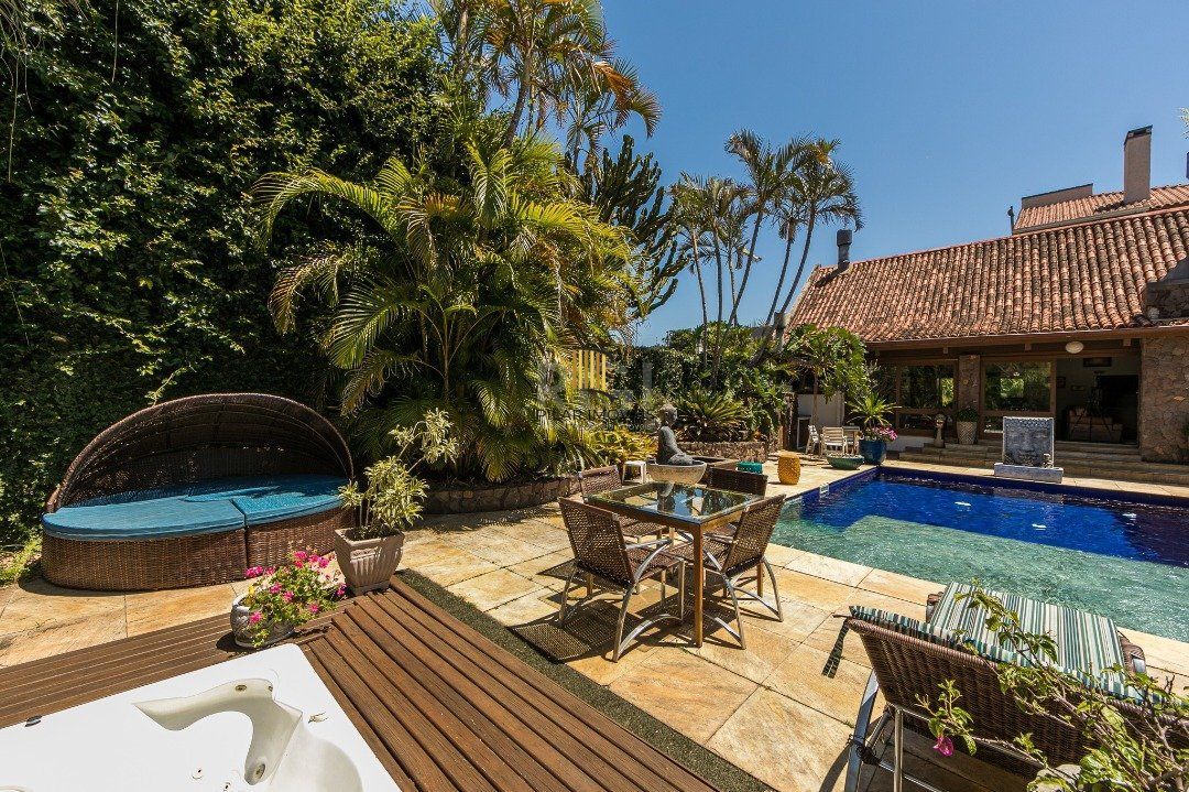 Casa para Venda - 370m², 5 dormitórios, sendo 2 suites, 7 vagas - Vila Assunção
