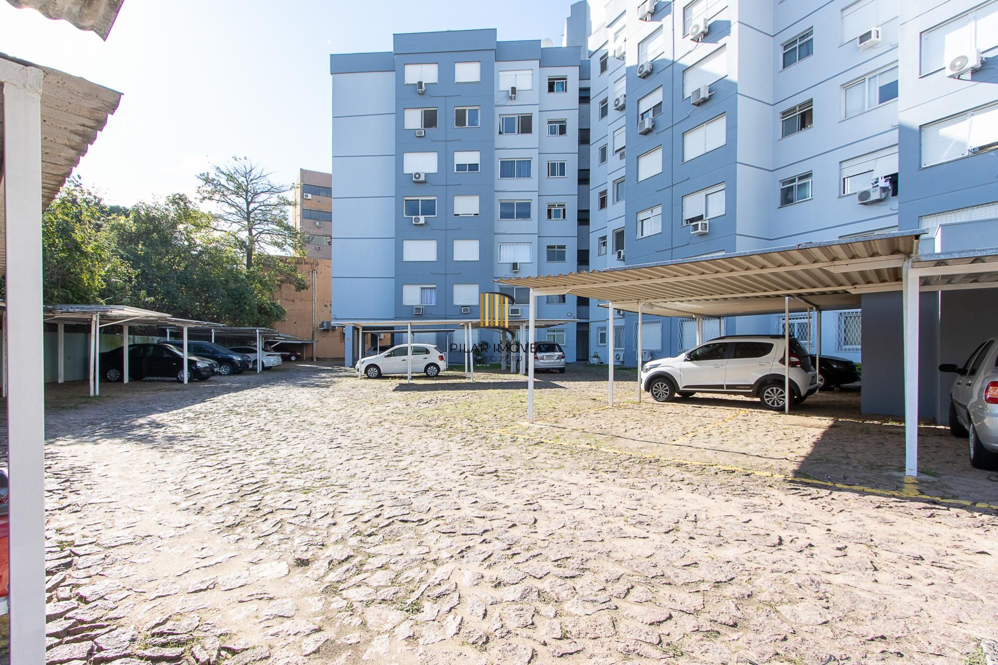 Apartamento de 2 quartos, living, cozinha planejada, área de serviço e 1 vaga.