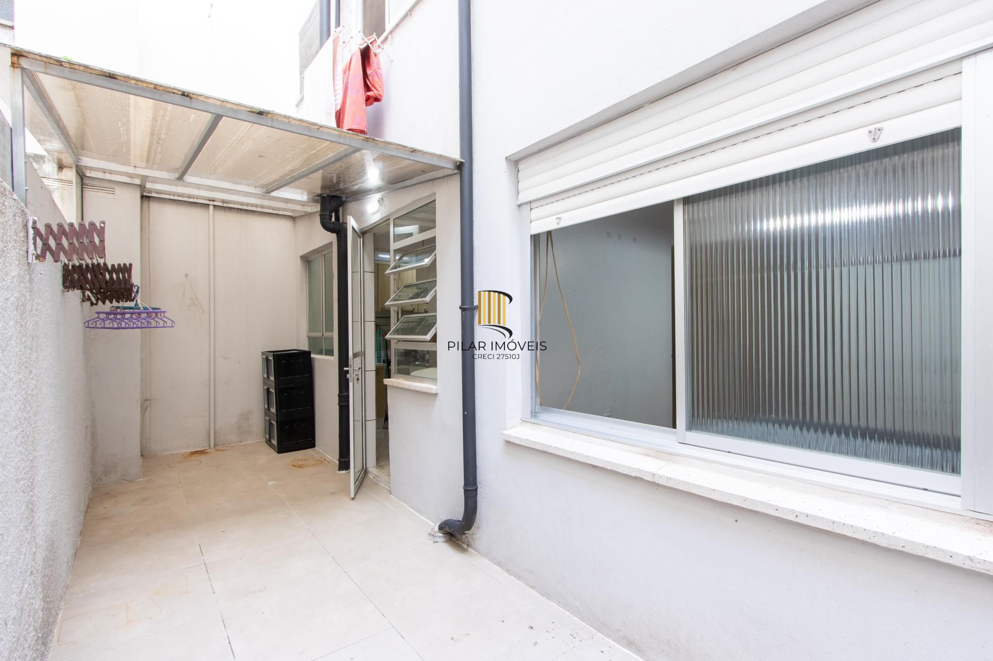 Apartamento térreo com pátio privativo no coração do Menino Deus, 2 dormitórios.