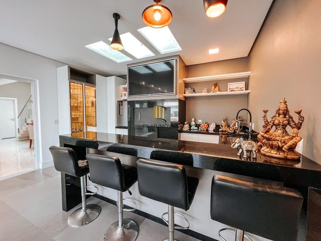 Excelente residência com aproximadamente 219m² privativos,