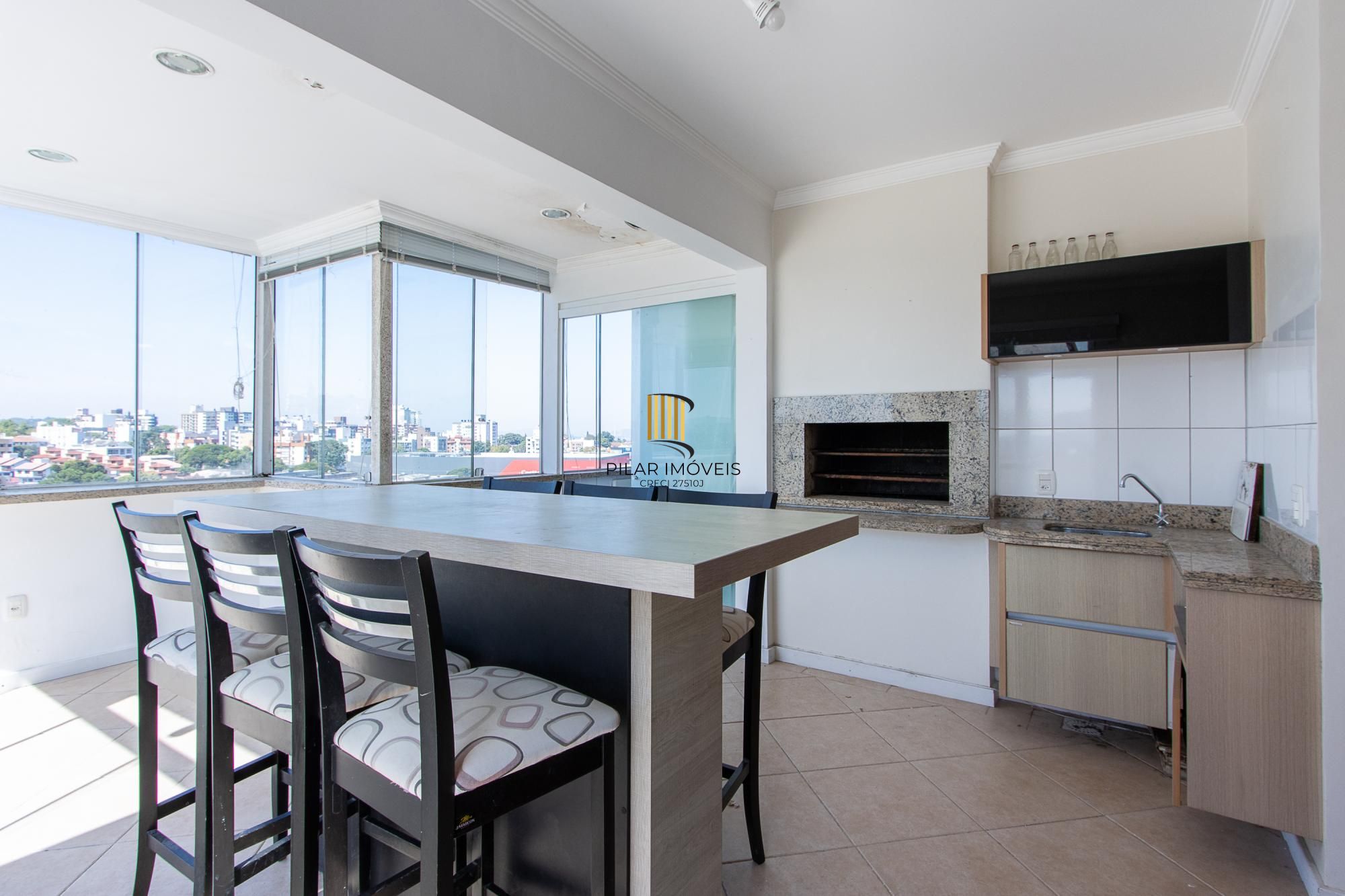 Cobertura de 3 dormitórios, 1 suíte e duas vagas de garagem no bairro Cristal.