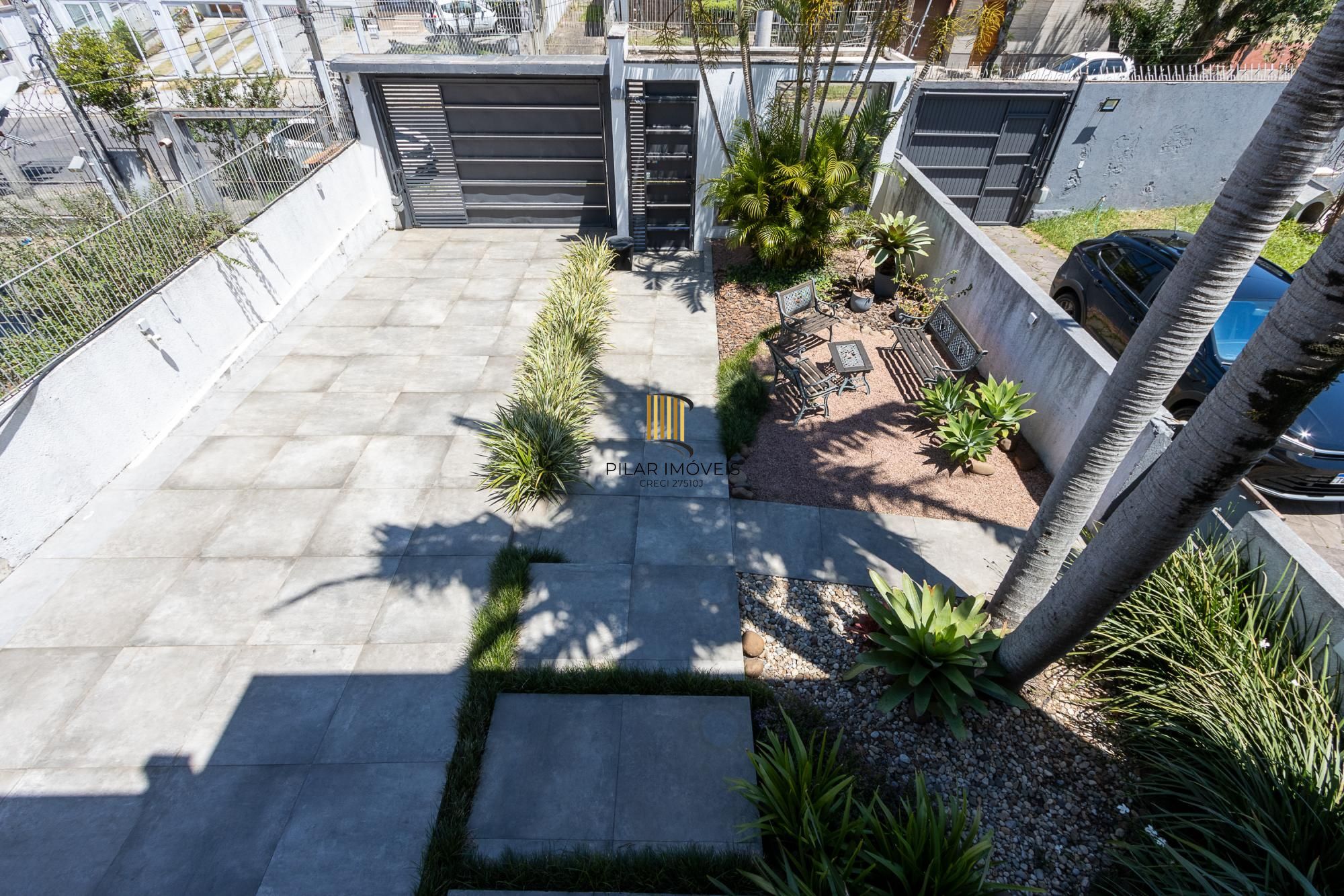 Excelente casa de 3 dormitórios, 3 suítes e 2 vagas no bairro Cavalhada.