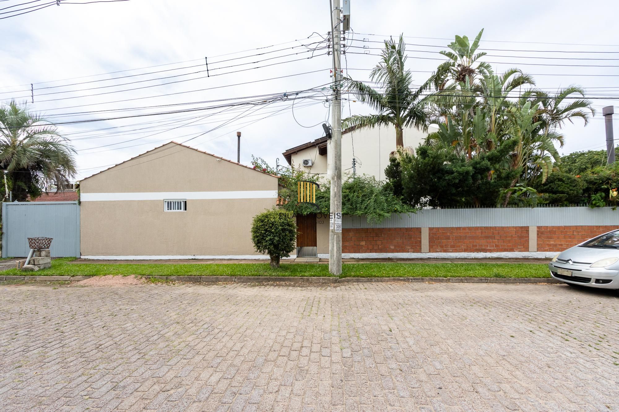 Casa térrea, 2 dormitórios, 1 suíte e 2 vagas no bairro Aberta dos Morros.