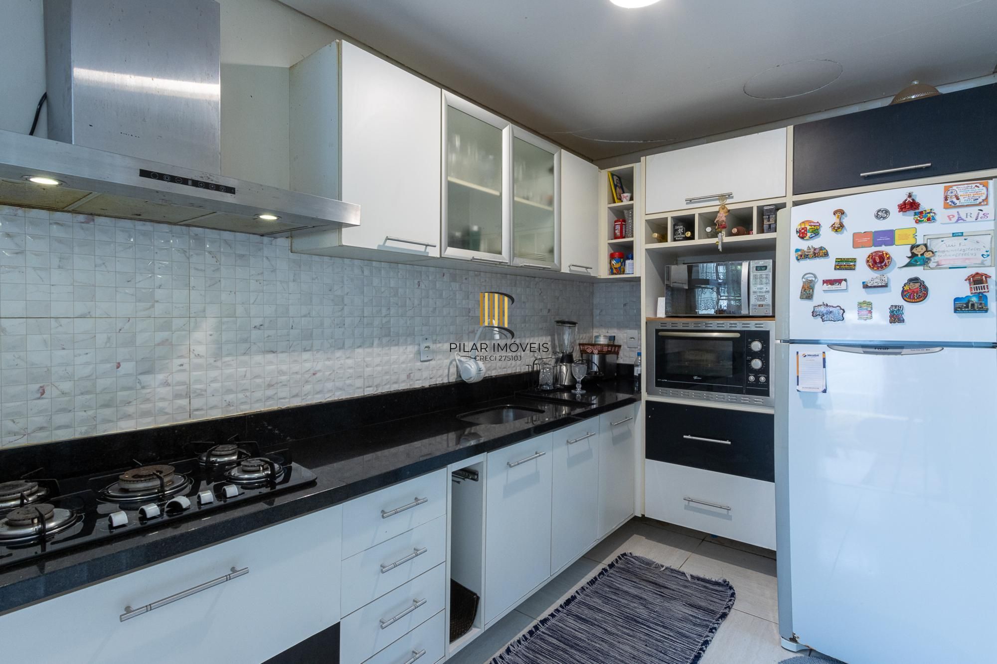 Casa térrea, 2 dormitórios, 1 suíte e 2 vagas no bairro Aberta dos Morros.