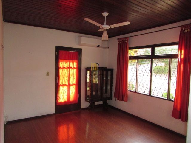 Casa térrea, com 3 dormitórios, 1 suíte, no bairro Nonoai.