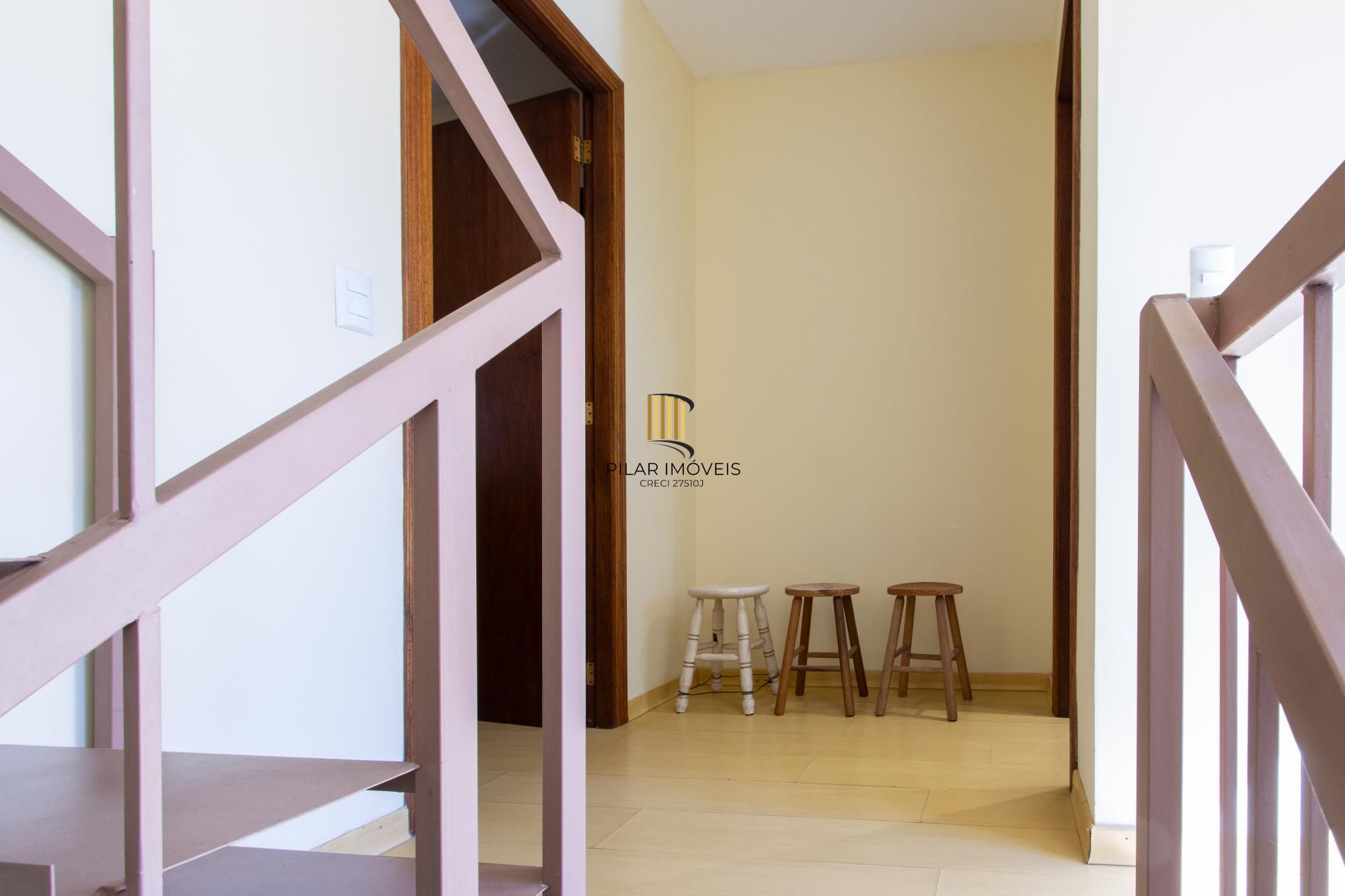 Casa em condomínio, porteira fechada,  possui 3 dormitórios e 1 vaga