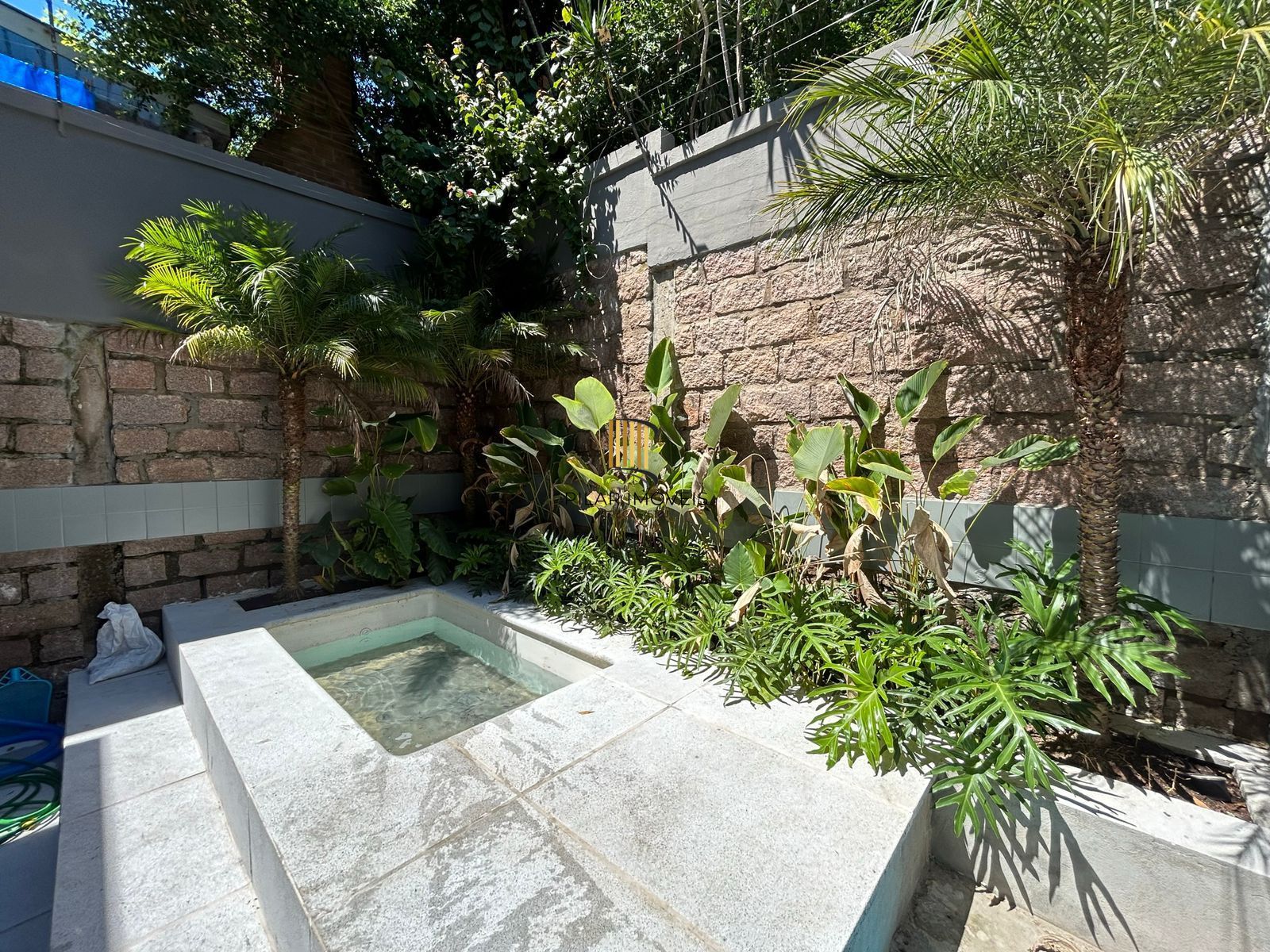 Casa com 3 suítes amplas, além de uma sala generoso com lareira e 2 vagas de garagem.