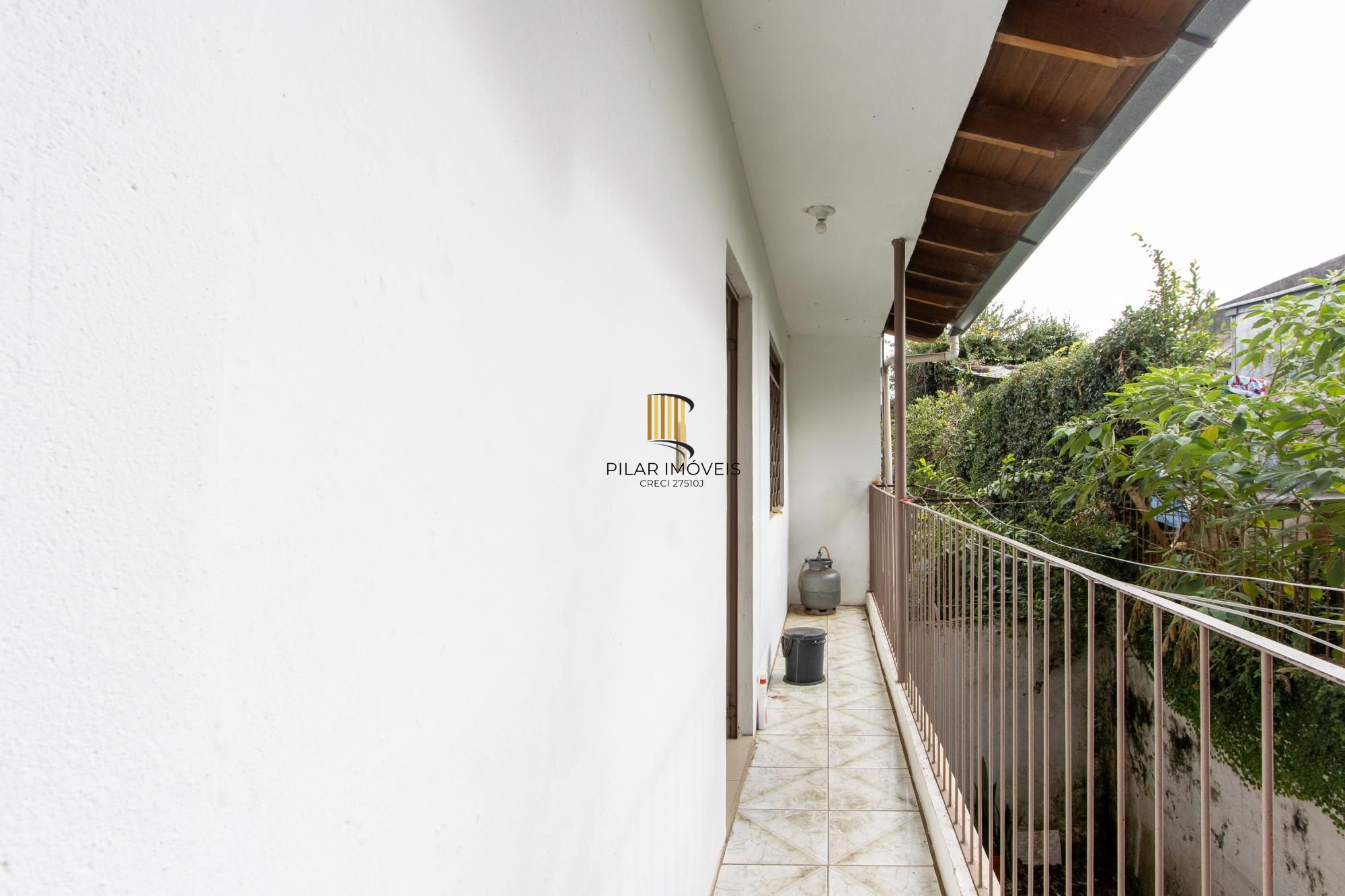 Casa ampla de 2 pavimentos com 4 dormitórios, 1 suite e 4 vagas no bairro Santa Tereza!