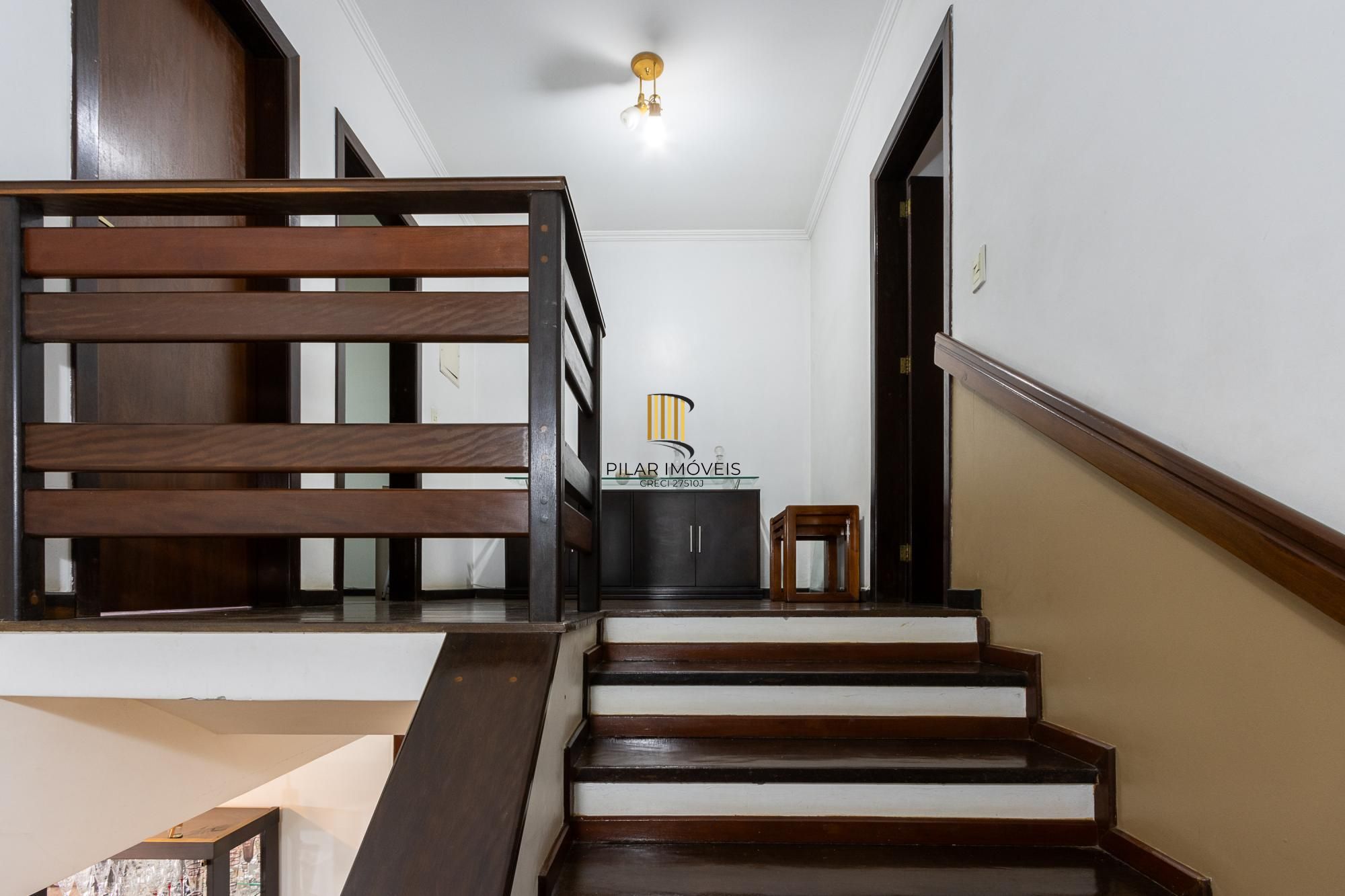 Sobrado, 3 quartos, 2 vagas, pátio com piscina - Bairro Nonoai