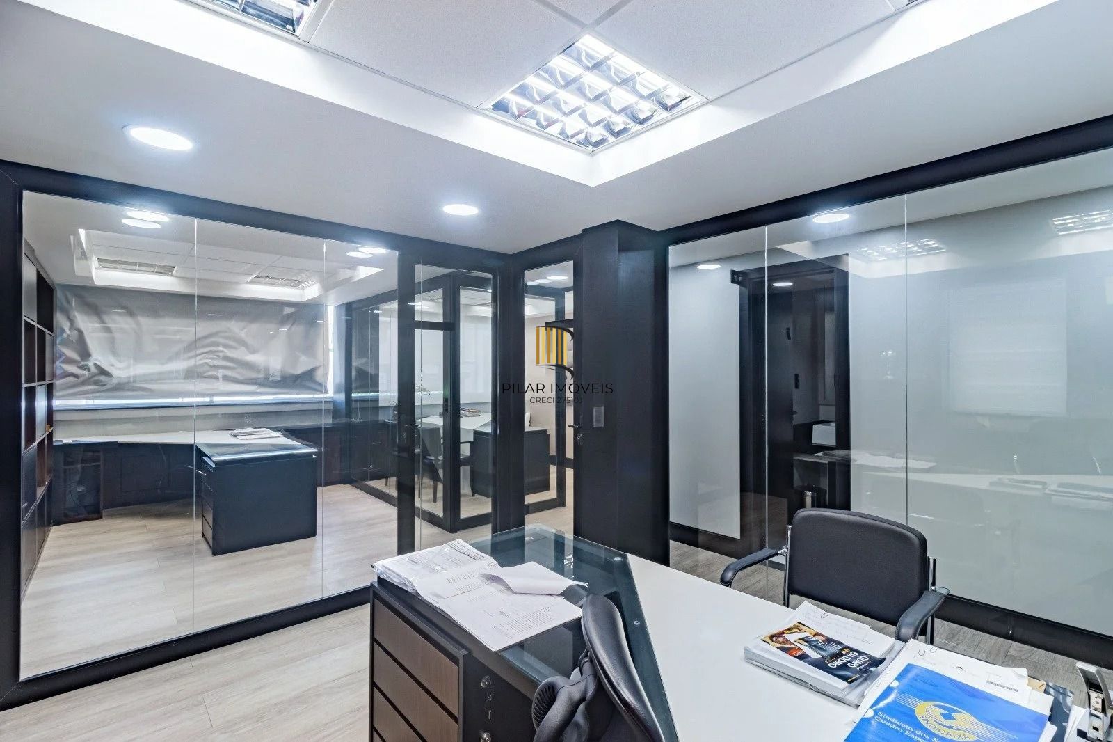 Sala/Conjunto Comercial com 4 vagas e 218m²