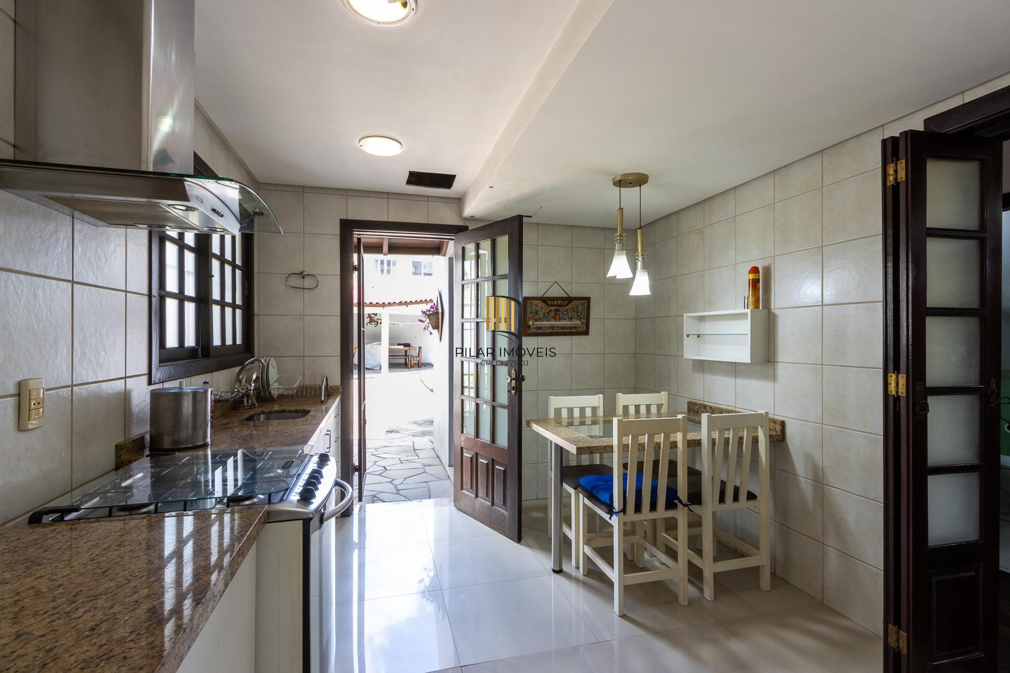 Sobrado, 3 quartos, 2 vagas, pátio com piscina - Bairro Nonoai