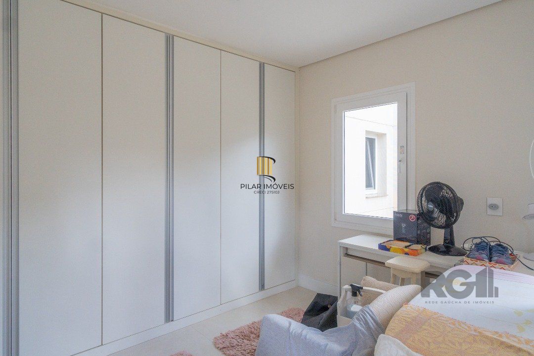 Casa semimobiliada e possui 3 suítes (sendo 1 delas master com closet e hidro)