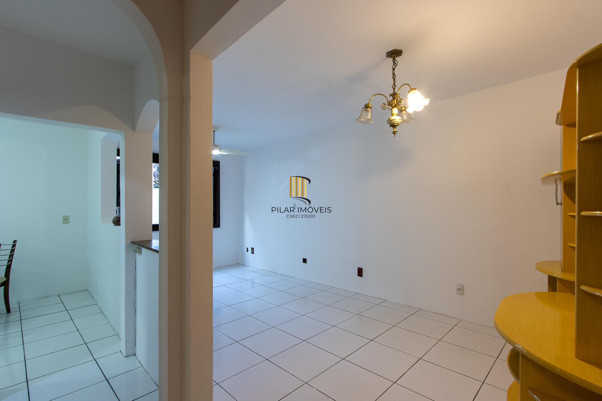 Casa de condomínio, 3 dormitórios, 1 suíte, 1 vaga coberta, no bairro Cristal.