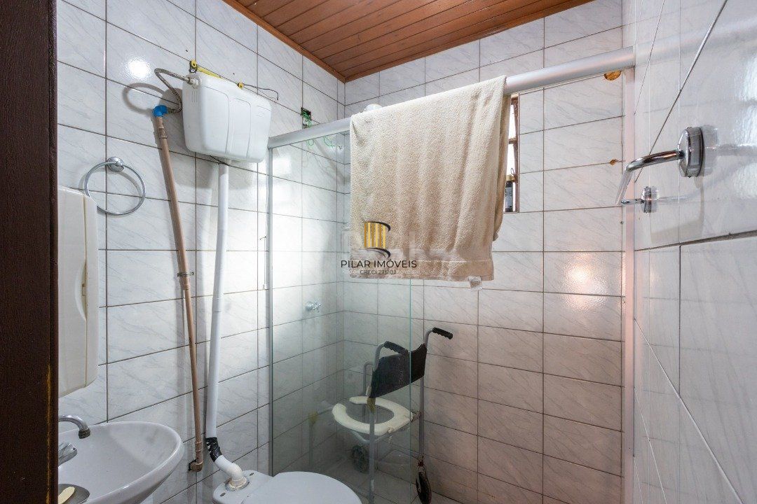 Casa para Venda - 240m², 6 dormitórios, sendo 3 suites, 2 vagas - Glória
