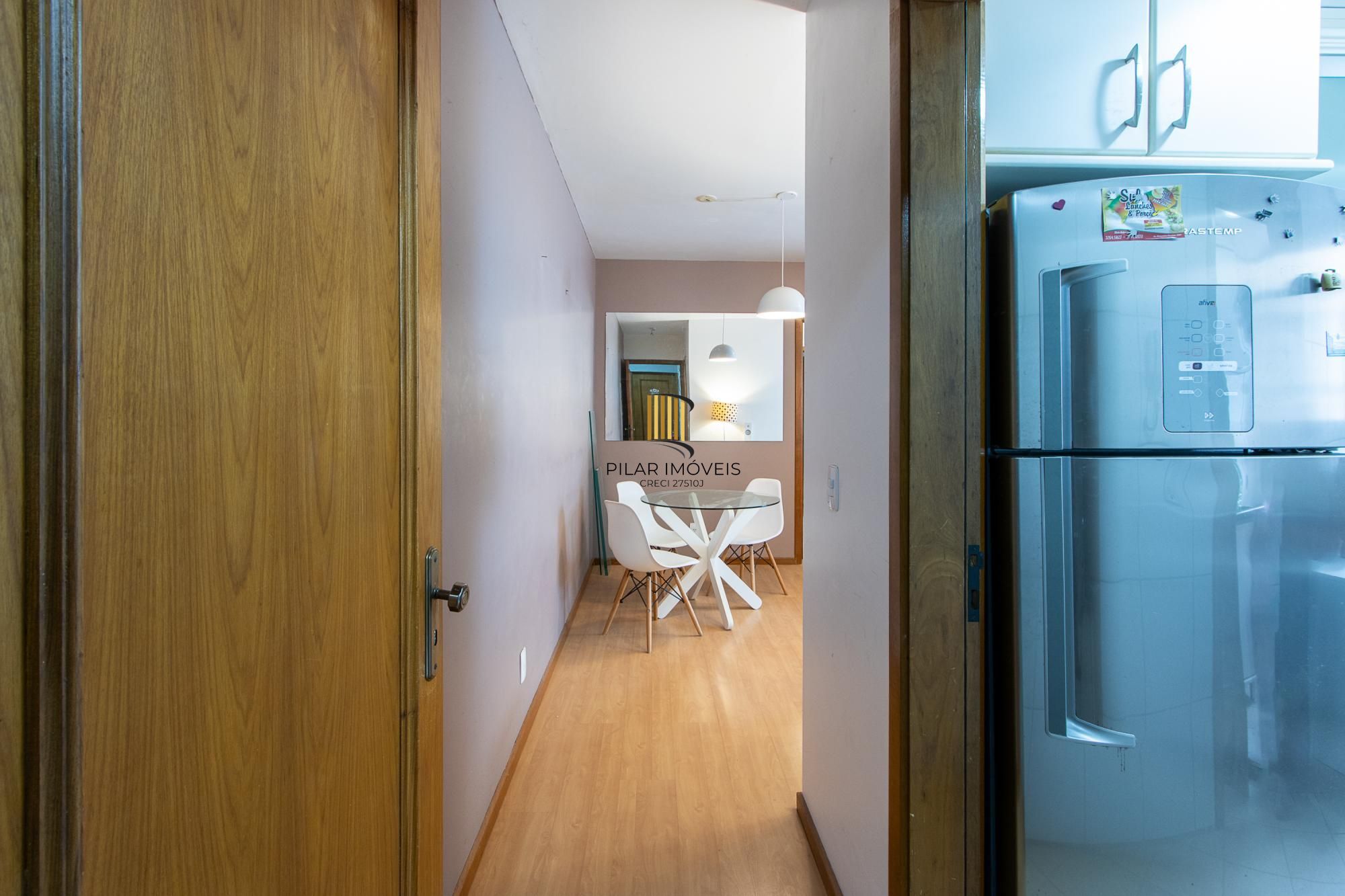 Apartamento com 2 dormitórios (reversível para 3) e 1 vaga escriturada  à venda no coração de Ipanema