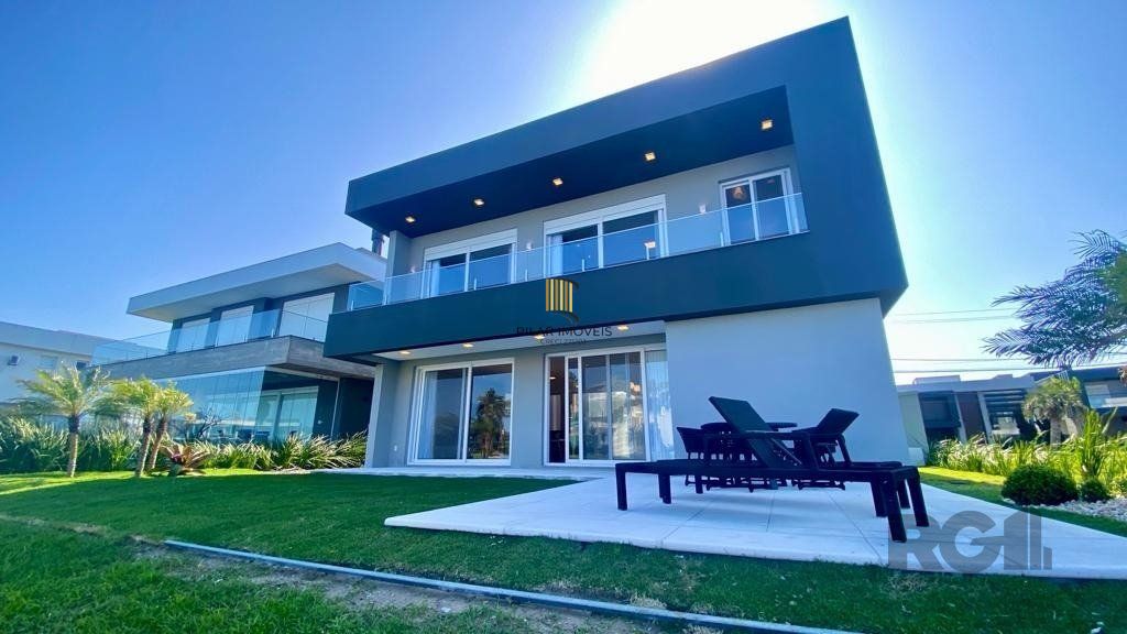Casa de Condomínio 5 dormitórios no bairro Atlântida Sul