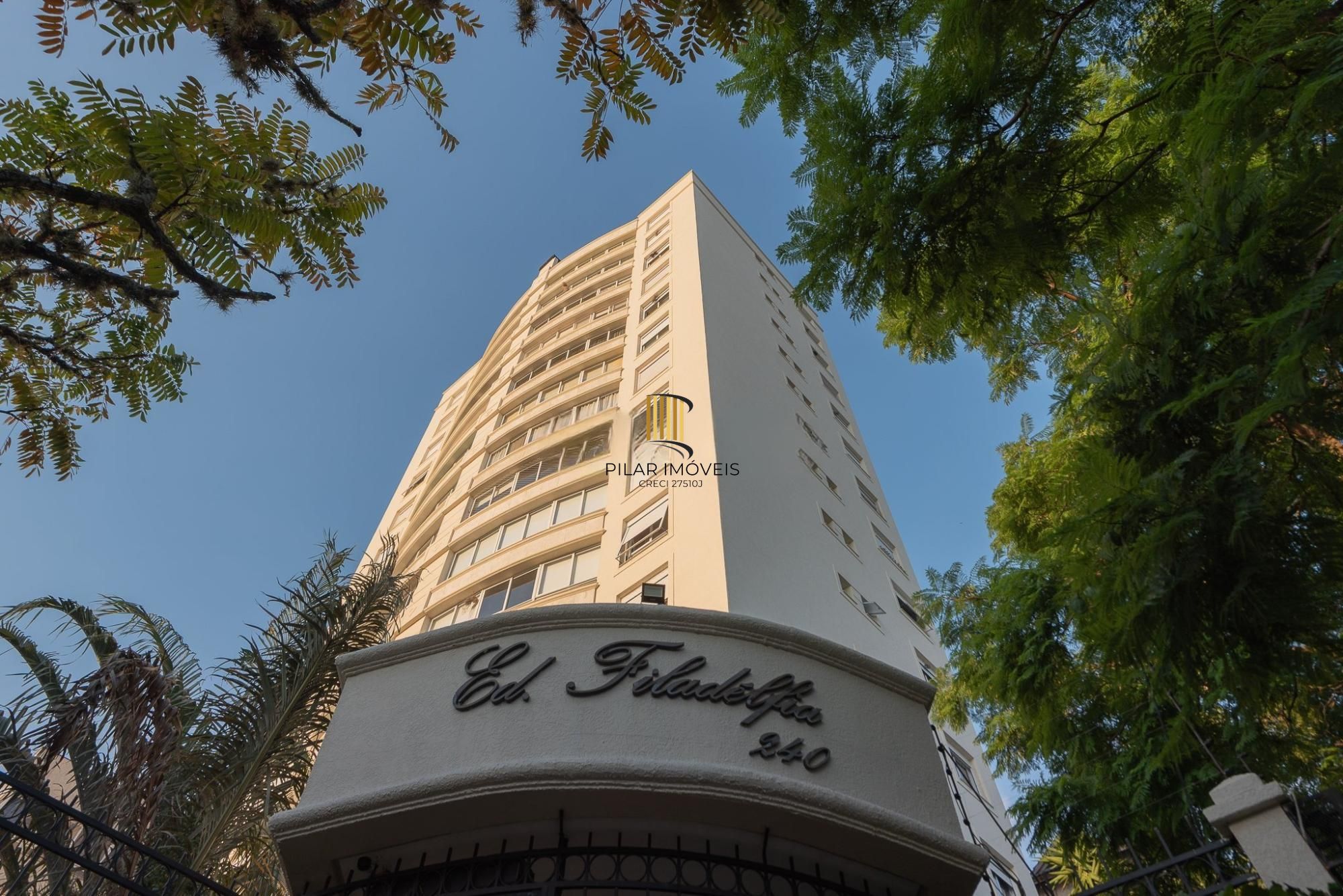 Apartamento amplo de 104m² com living iluminado, lareira e excelente localização