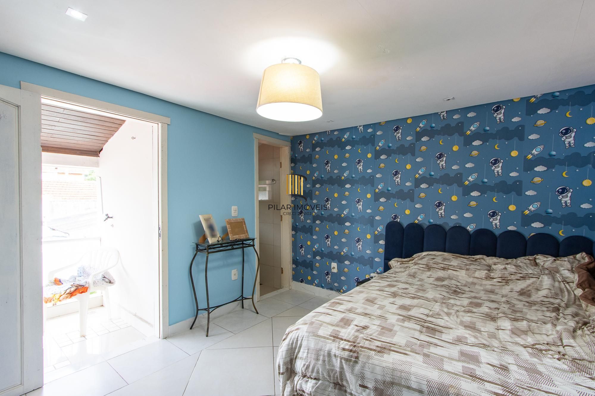 Casa de 4 dormitórios, 2 suítes, piscina, pátio e 2 vagas de garagem.