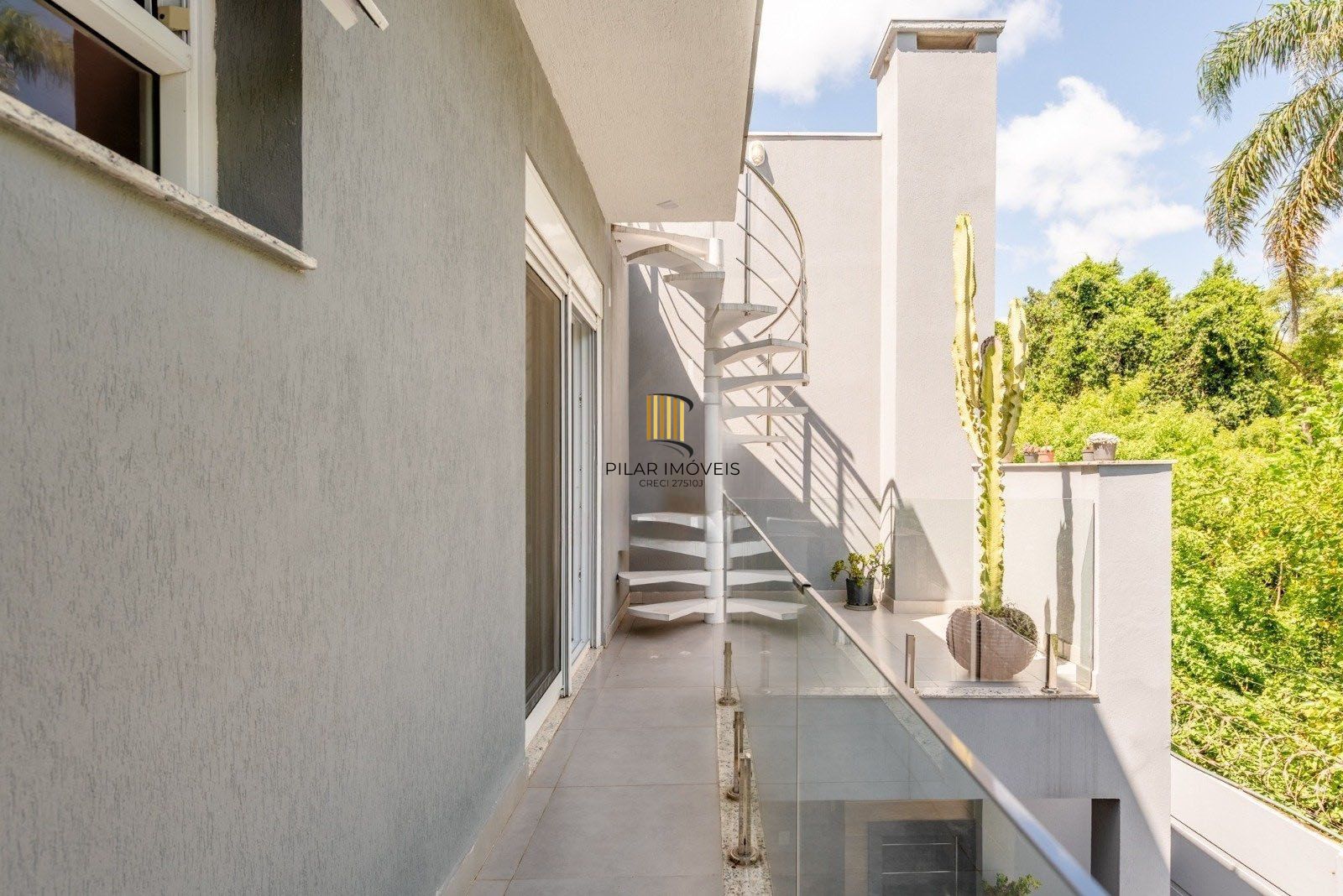 Casa em Condomínio com 228m² e 3 dormitórios, 1 suíte, 3 vagas no bairro Sarandi