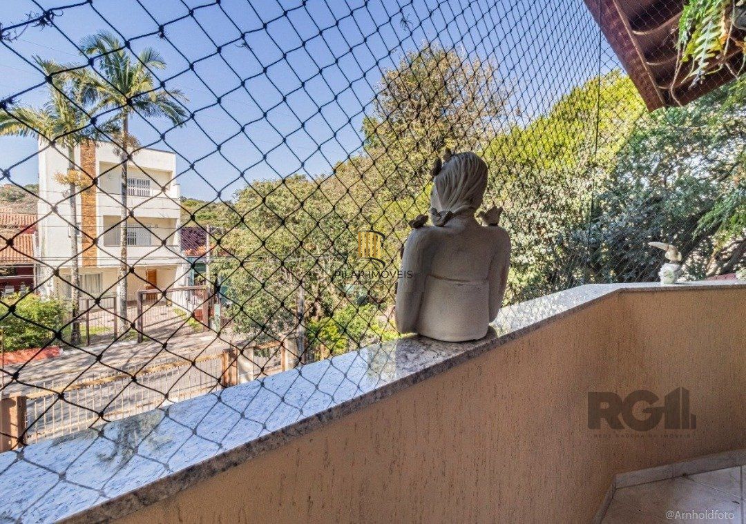 Casa 6 dormitórios no bairro Ipanema