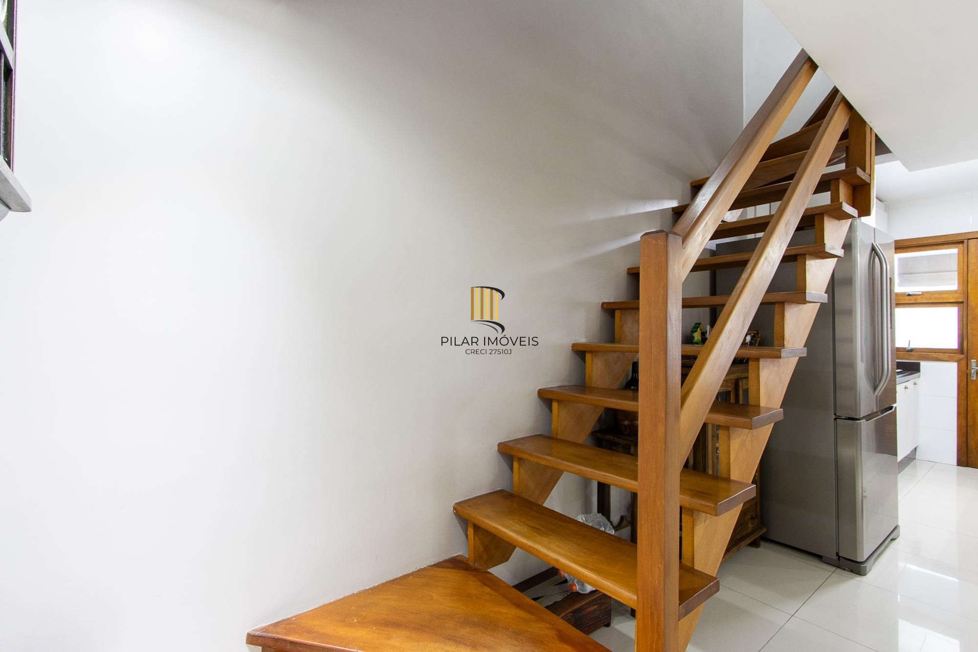 Casa de condomínio, 3 quartos, 1 suíte, piscina e 2 vagas de garagem;