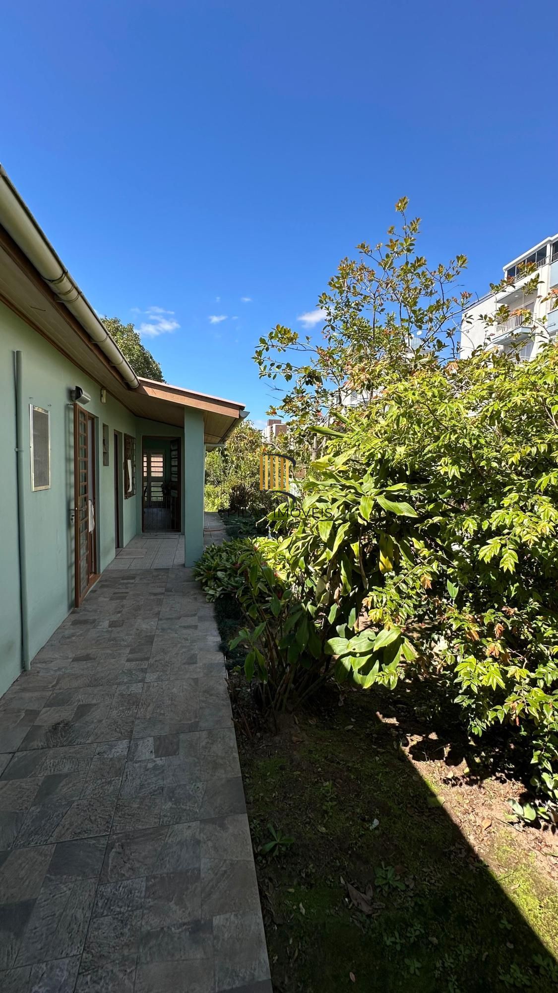 Casa com 4 dormitórios no Bairro Tristeza, com churrasqueira, lareia e vaga de garagem.