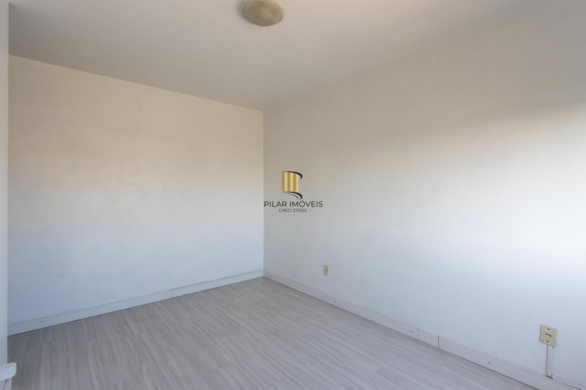 Apartamento semimobiliado à venda no bairro Cristal, 2 dormitórios, 2 banheiros, 1 vaga coberta e vista livre para o Guaíba