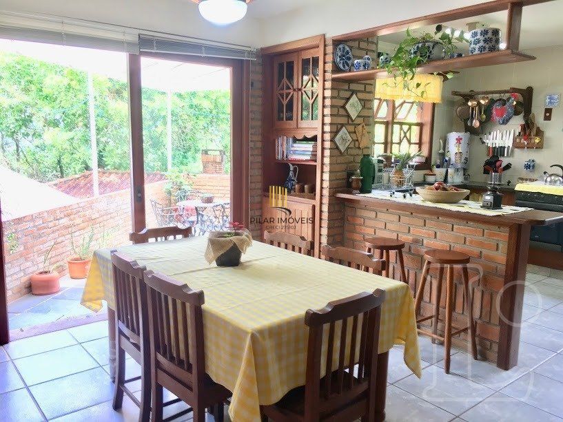 Casa para Venda - 570m², 3 dormitórios, sendo 1 suites, 2 vagas - Hípica
