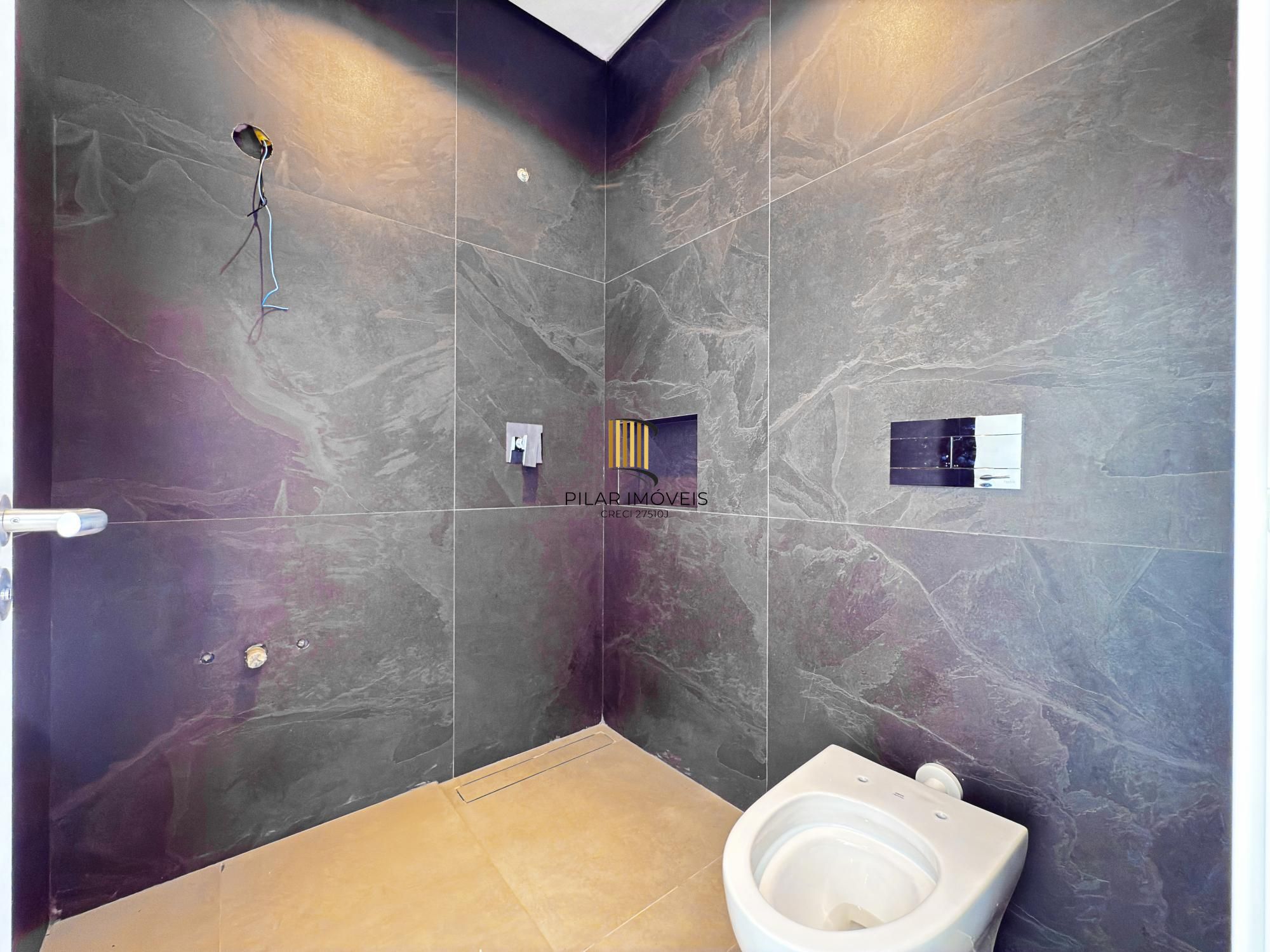 A casa conta com 434m2 de área construída, mas com um aproveitamento total dos 1.012m2 do lote